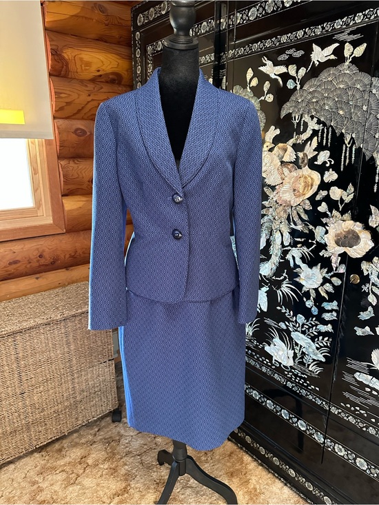 Le Suit Dresses & Skirts - Le Suit Textured Periwinkle Two-Piece Skirt Suit